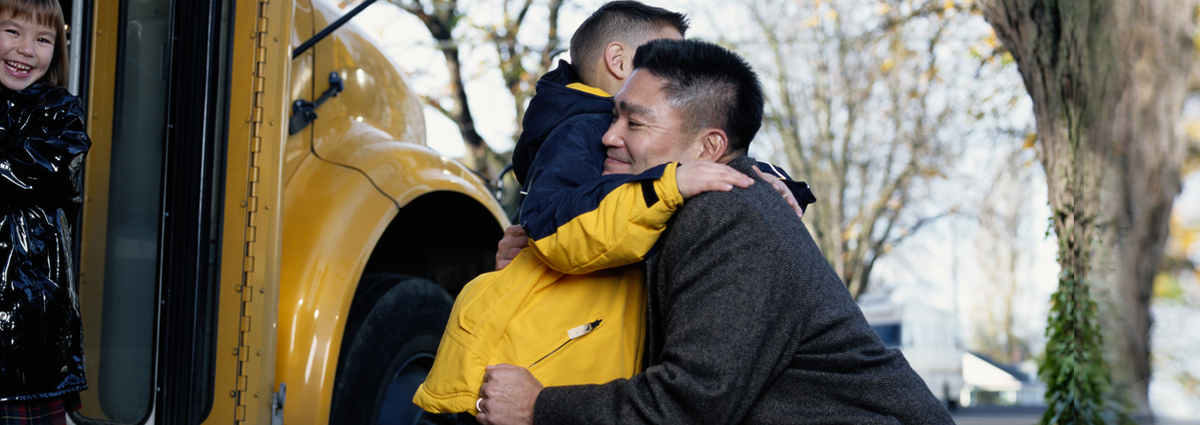 父亲的形象面前拥抱儿子一辆校车