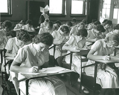 从20世纪60年代的学生的形象在教室里考试