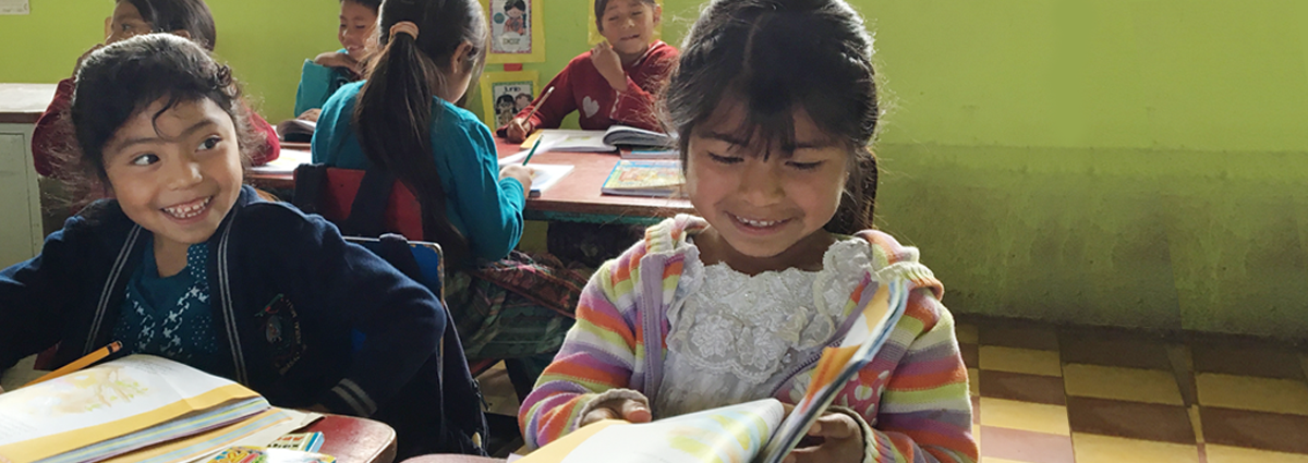 图像的两个年轻的女孩在洪都拉斯教室读书