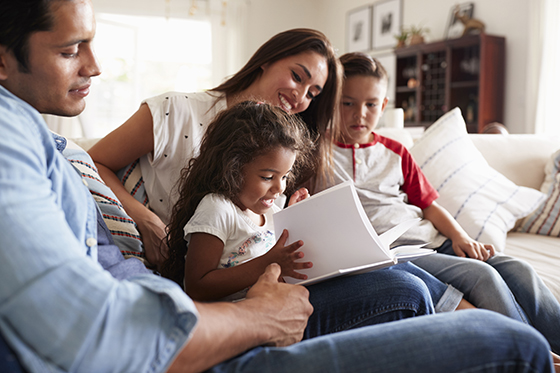 西班牙家庭在家里一起阅读的画面