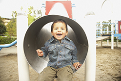微笑的年轻的印第安男孩在隧道的形象