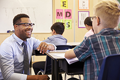 微笑的非洲裔美国老师与学生的形象