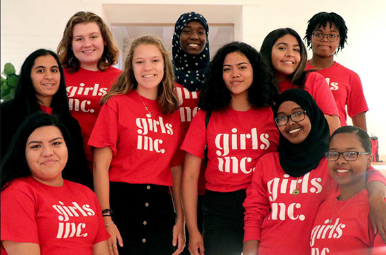 女孩们穿着girls ' Inc.的t恤