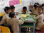 年轻学生照片在学校桌上的。