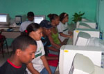 学生在电脑前的照片。