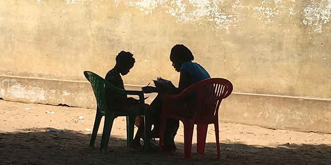 莫桑比克的成人和儿童阅读图片
