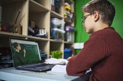 男孩远程学习的图象在他的膝上型计算机
