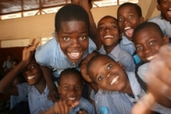 年轻的海地学生笑