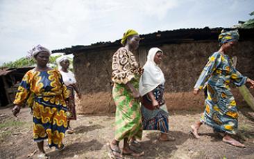 尼日利亚妇女步行