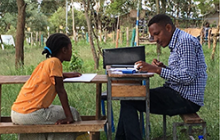 学生和老师在埃塞俄比亚