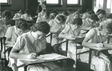1960年代的学生的图像在教室里进行考试