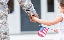 握着士兵手的旗帜的女孩的图像