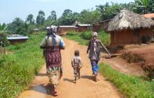 妇女和年轻的男孩在刚果民主共和国