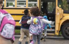 多元化的儿童奔向校车