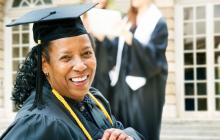 非裔美国人毕业于帽子和礼服