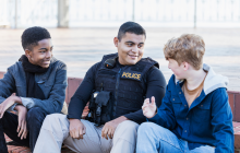 警察和年轻人聊天