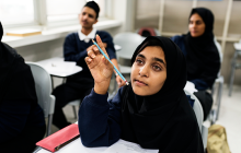 多样化的穆斯林儿童在教室学习