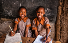 非洲小女孩学习英语语言,在肯尼亚孤儿院
