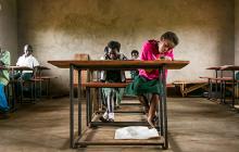 学生坐在办公桌前工作在赞比亚